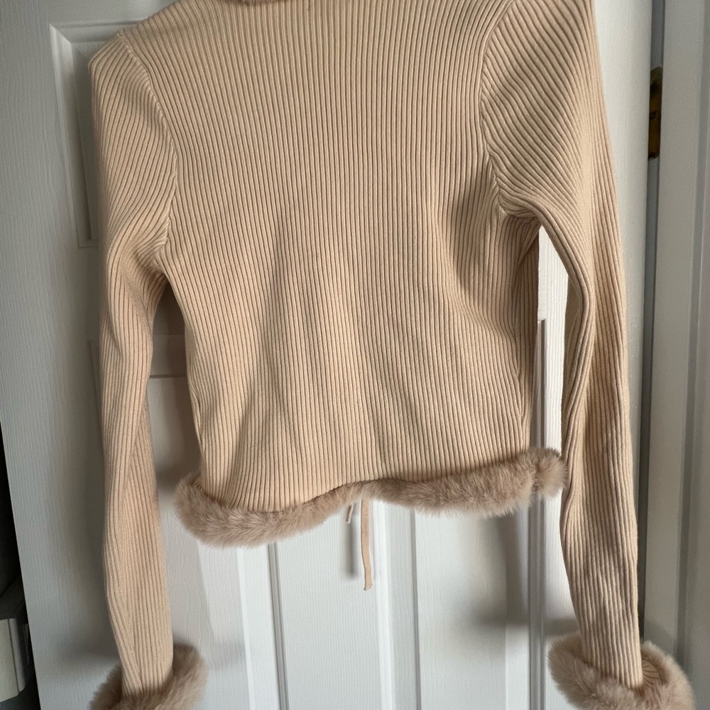 Chic Beige Fur-Trimmed Cardigan - Picture 3 of 8
